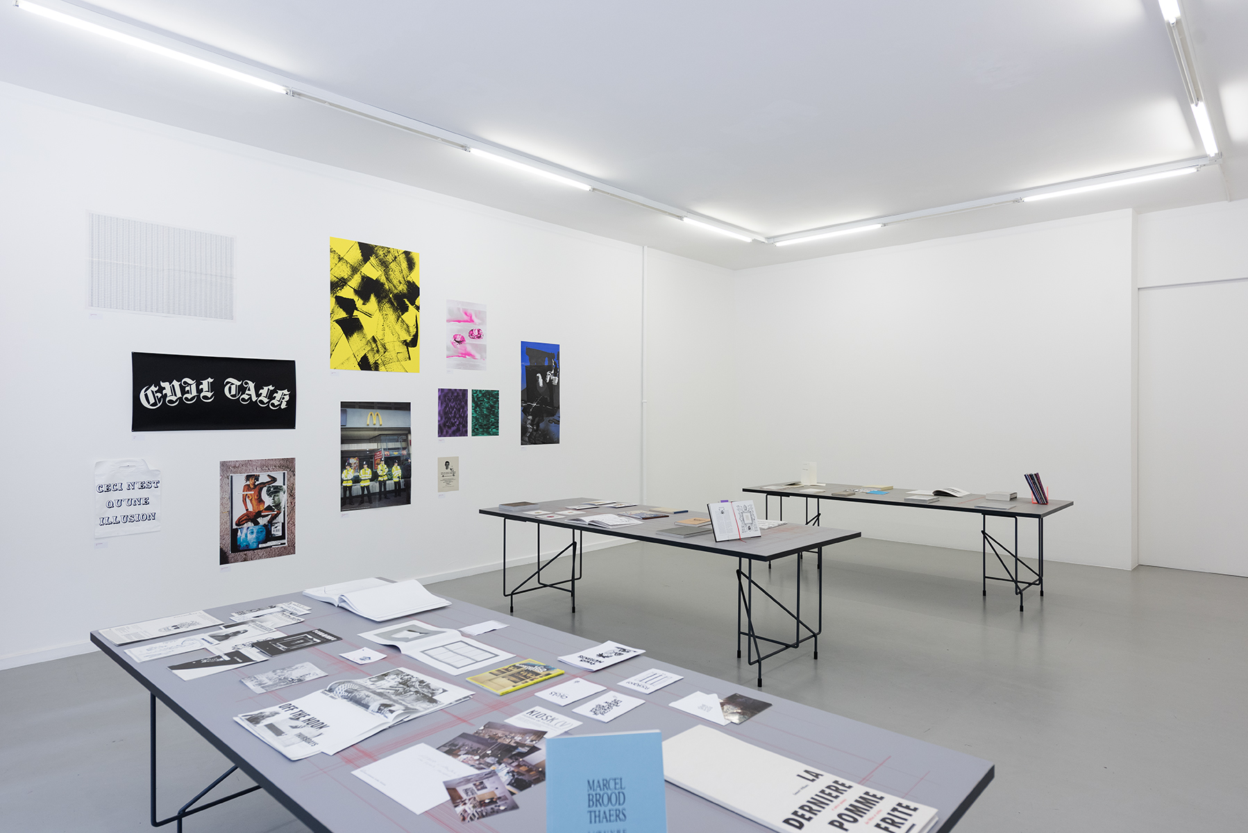 Vue d'accrochage, <br /><em>Too many books in the street</em>, CEC, 2026. Photo : Remy Ugarte Vallejos